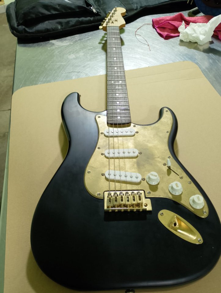 Guitarra Stratocaster(Partcaster) Negra Personalizada de segunda mano · Foto 2 de 7 · Ourense · 200 €