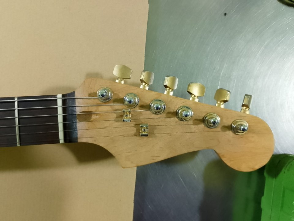 Guitarra Stratocaster(Partcaster) Negra Personalizada de segunda mano · Foto 3 de 7 · Ourense · 200 €