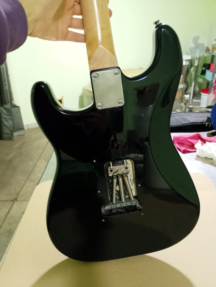 Guitarra Stratocaster(Partcaster) Negra Personalizada de segunda mano · Foto 4 de 7 · Ourense · 200 €