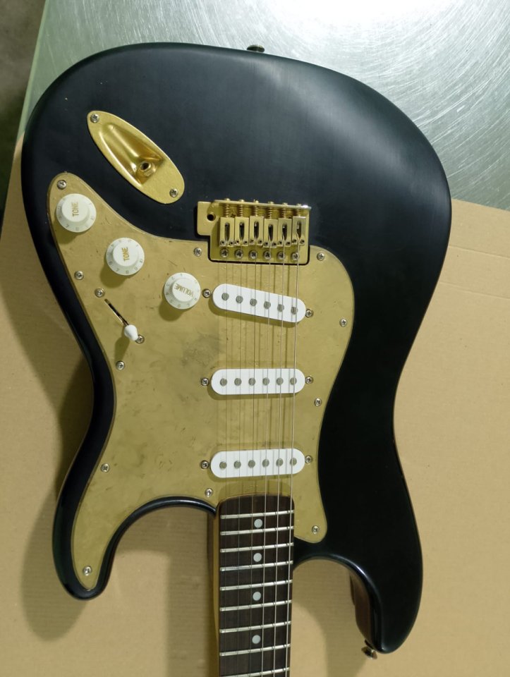 Guitarra Stratocaster(Partcaster) Negra Personalizada de segunda mano · Foto 5 de 7 · Ourense · 200 €