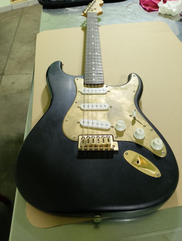 Guitarra Stratocaster(Partcaster) Negra Personalizada de segunda mano · Foto 6 de 7 · Ourense · 200 €