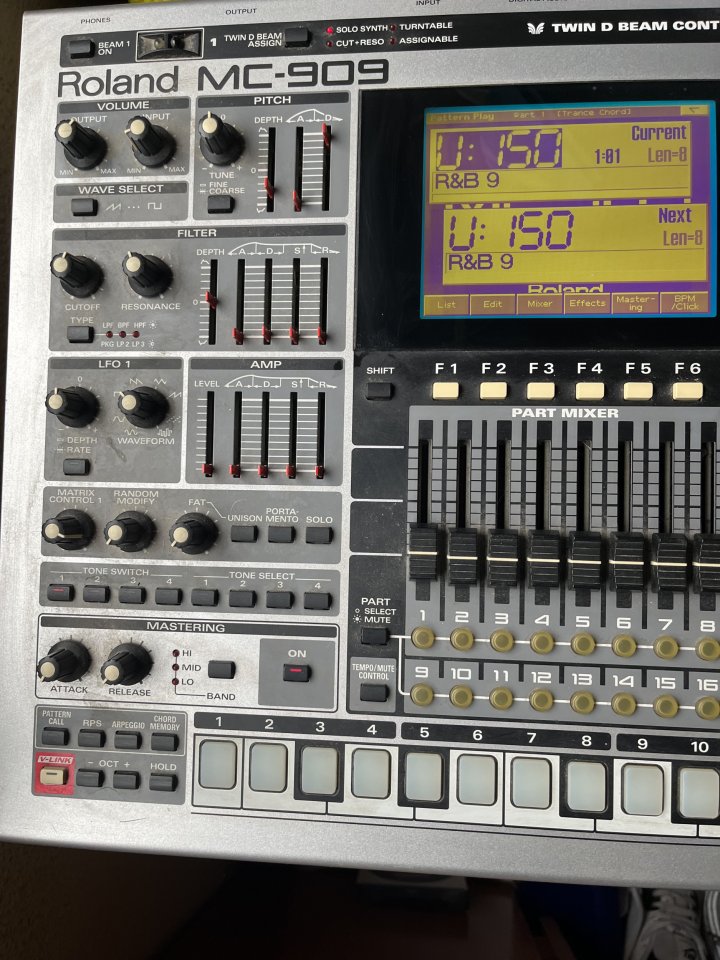 Roland mc 909 groovebox