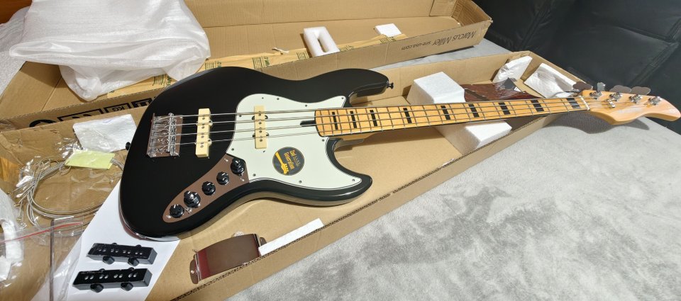 Sire Marcus Miller V7 Vintage BK 2nd GEN + extras