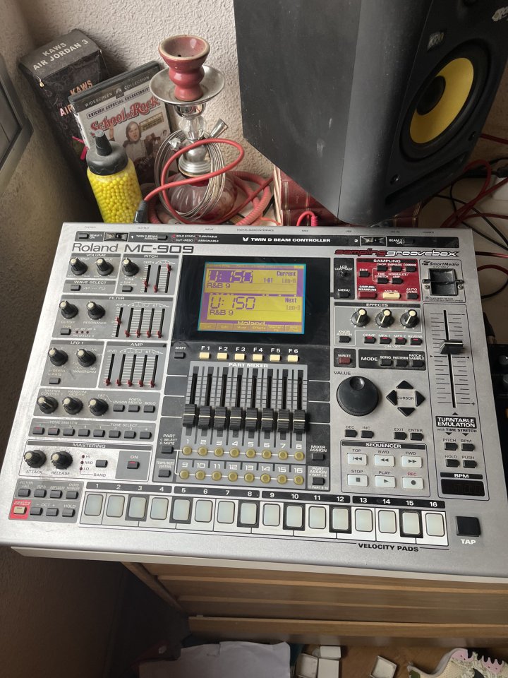 Roland mc 909 groovebox