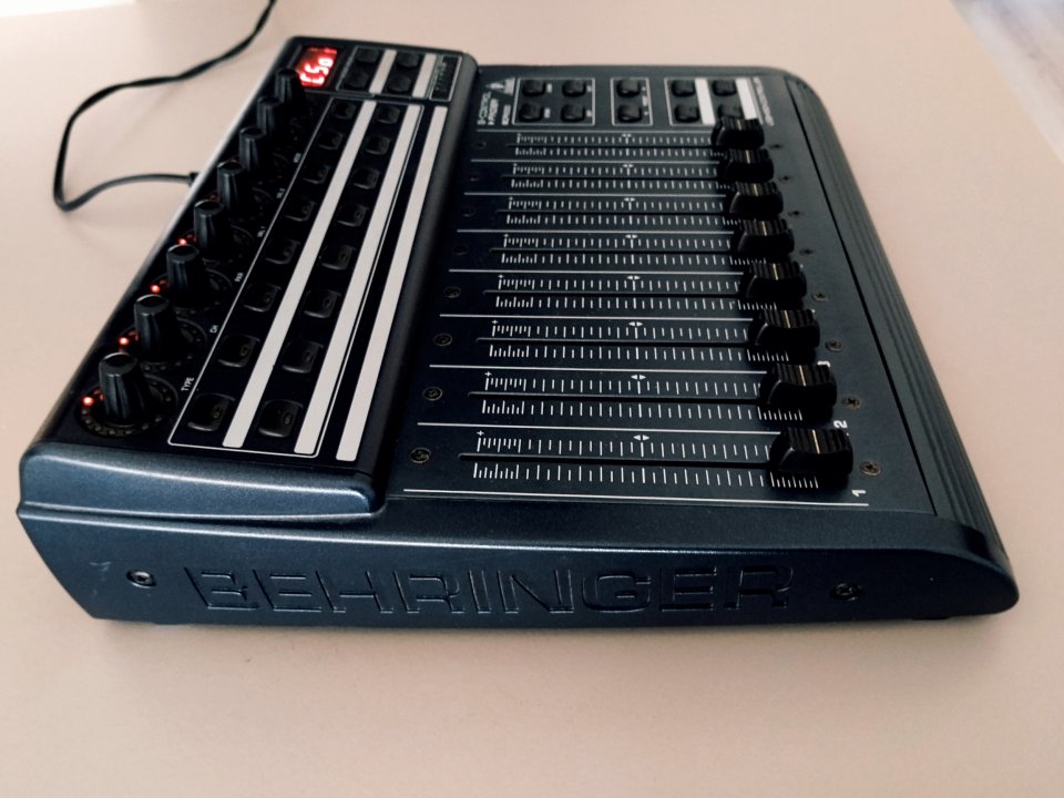 Behringuer Control Fader BCF 2000 USB de segunda mano · Foto 2 de 5 · Barcelona · 80 €