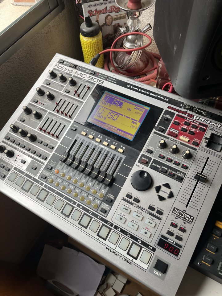 Roland mc 909 groovebox