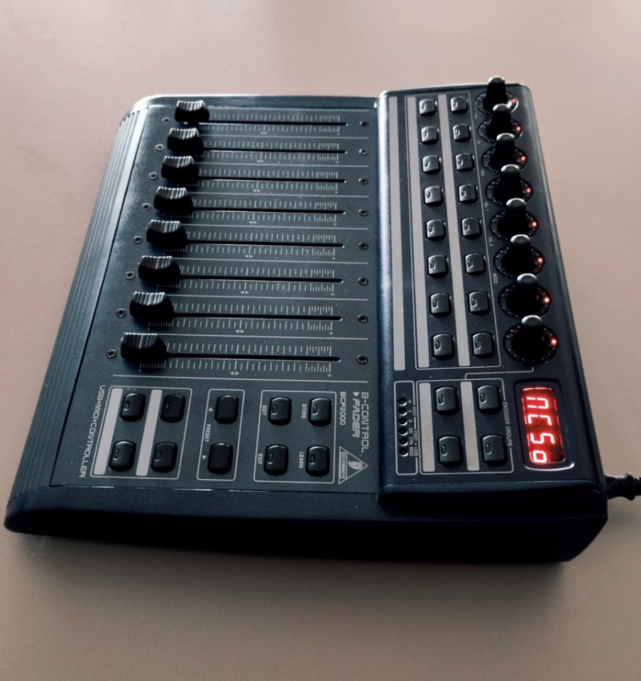 Behringuer Control Fader BCF 2000 USB de segunda mano · Foto 3 de 5 · Barcelona · 80 €