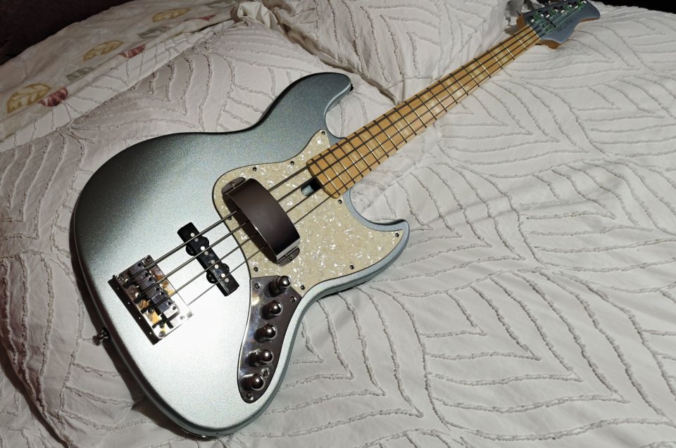 Sire Marcus Miller V7 Swamp Ash 2nd Gen LPB Lake Placid Blue mejorado