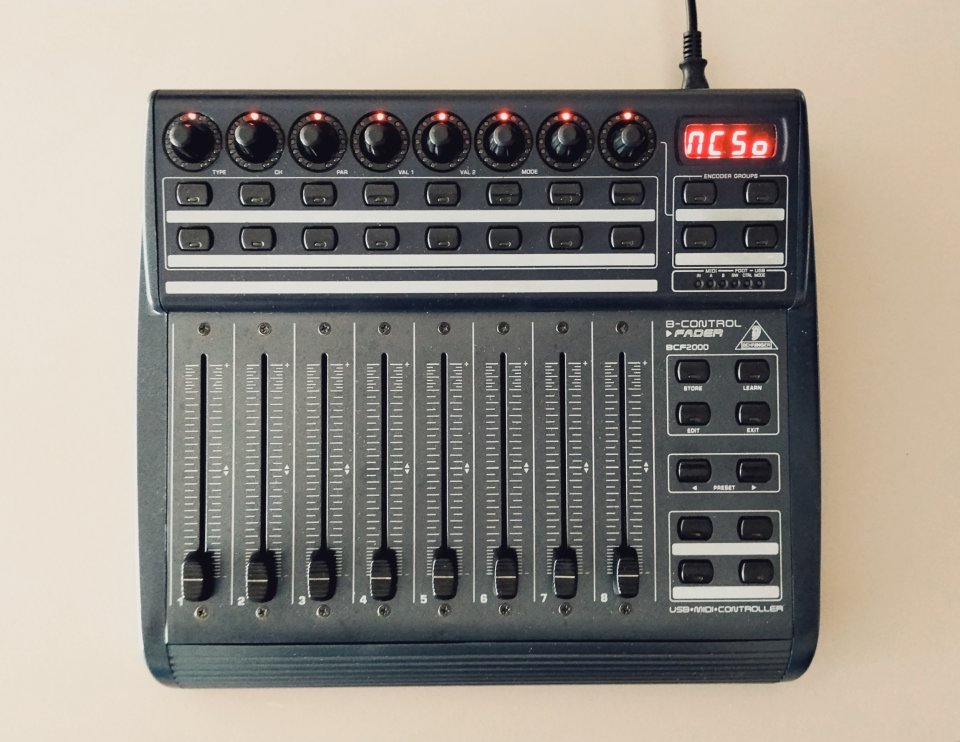 Behringuer Control Fader BCF 2000 USB de segunda mano · Foto 1 de 5 · Barcelona · 80 €