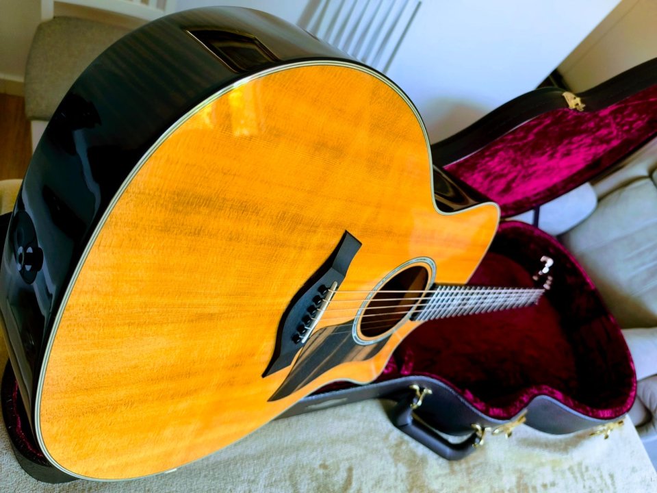 TAYLOR 614ce V-Class de segunda mano · Foto 4 de 10 · Sevilla · 2700 €