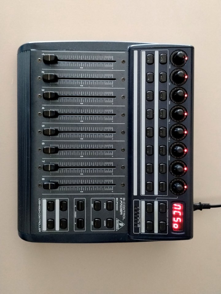 Behringuer Control Fader BCF 2000 USB de segunda mano · Foto 4 de 5 · Barcelona · 80 €