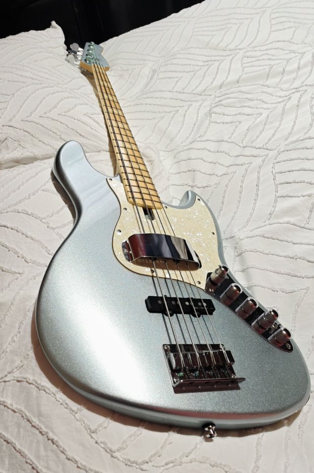 Sire Marcus Miller V7 Swamp Ash 2nd Gen LPB Lake Placid Blue mejorado