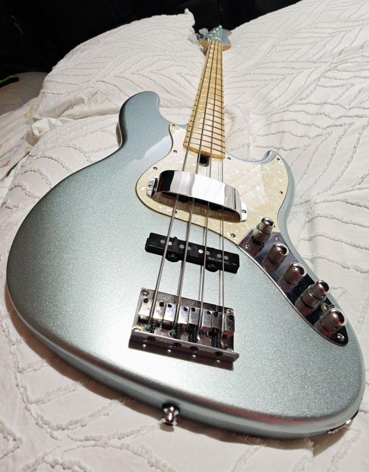 Sire Marcus Miller V7 Swamp Ash 2nd Gen LPB Lake Placid Blue mejorado