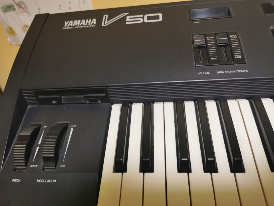 Vendo sintetizador Yamaha V50 de segunda mano · Foto 1 de 3 · Madrid · 200 €