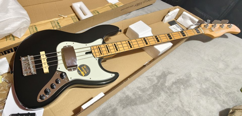 Sire Marcus Miller V7 Vintage BK 2nd GEN + extras