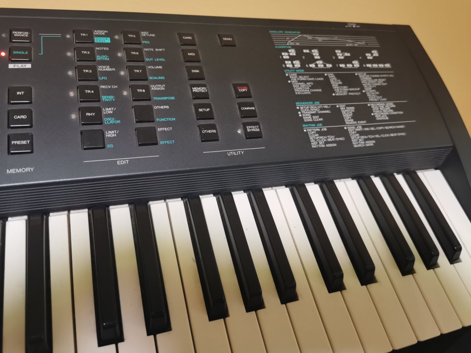 Vendo sintetizador Yamaha V50 de segunda mano · Foto 2 de 3 · Madrid · 200 €