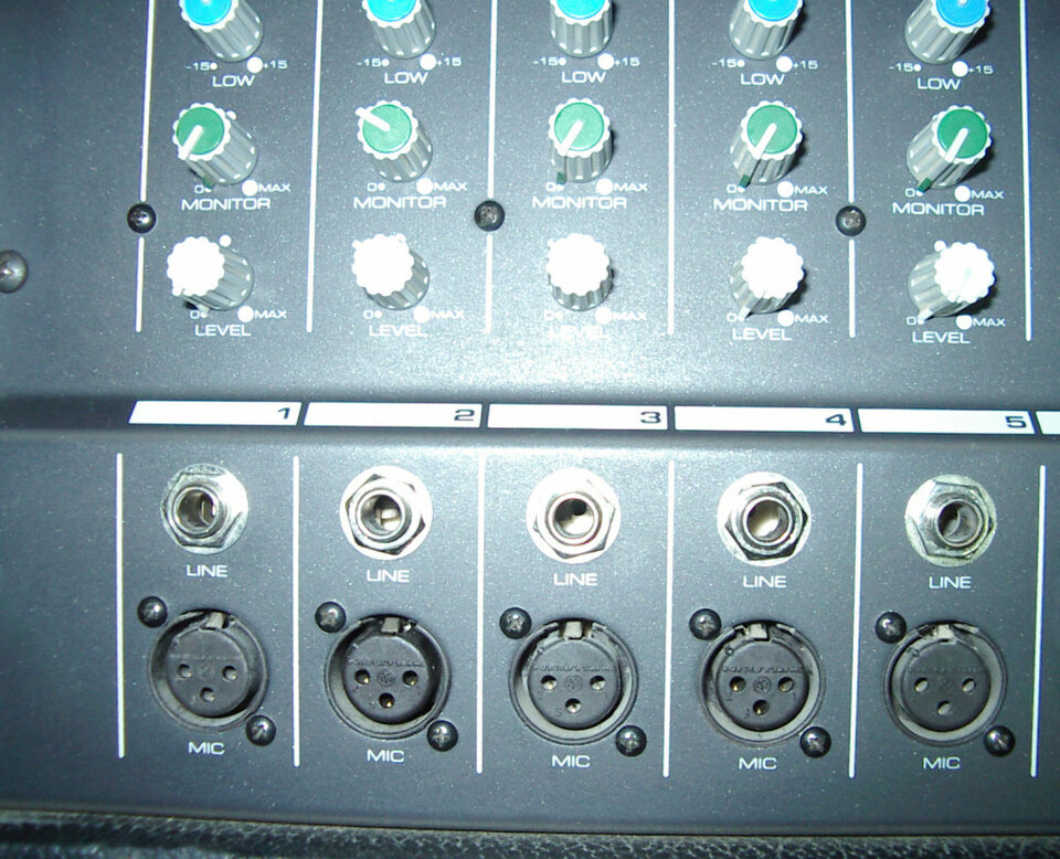 Mezclador y amplificador (etapa de potencia) Fender SRM 8302