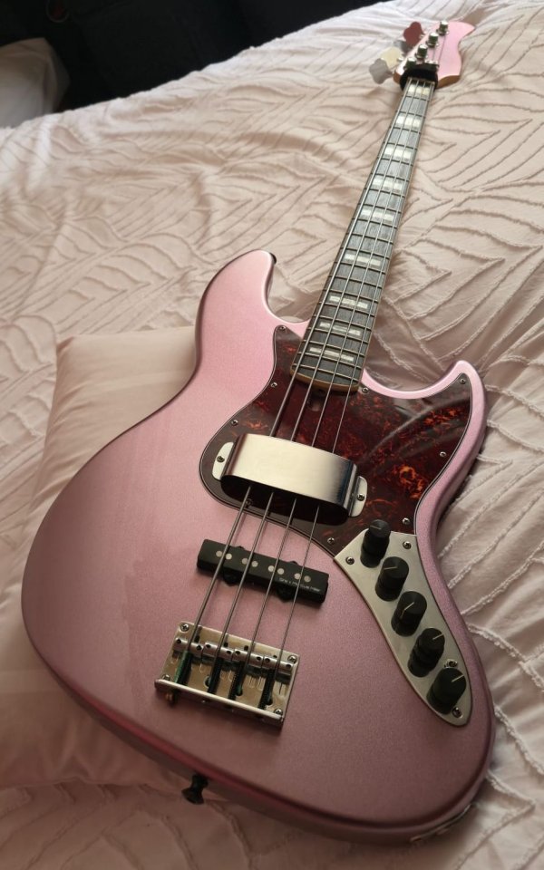 Sire Marcus Miller V7 Burgundy con muchos extras de segunda mano · Foto 7 de 9 · Lugo · 395 €