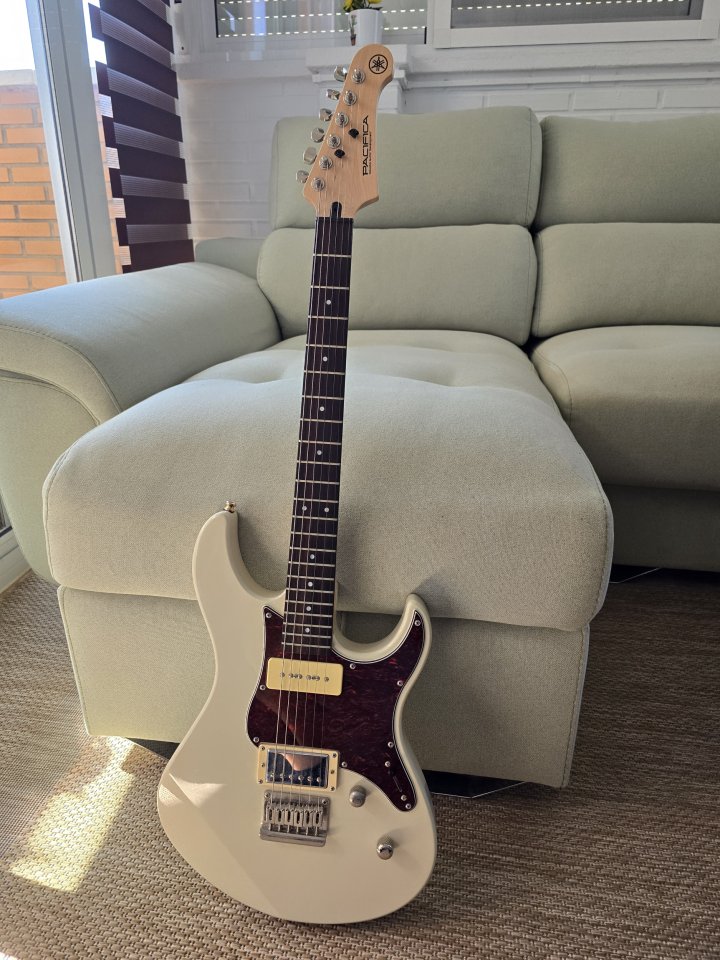 Yamaha Pacifica 311H Vintage White + humbucker Gibson + funda Thomann de segunda mano · Foto 1 de 5 · Valencia · 350 €