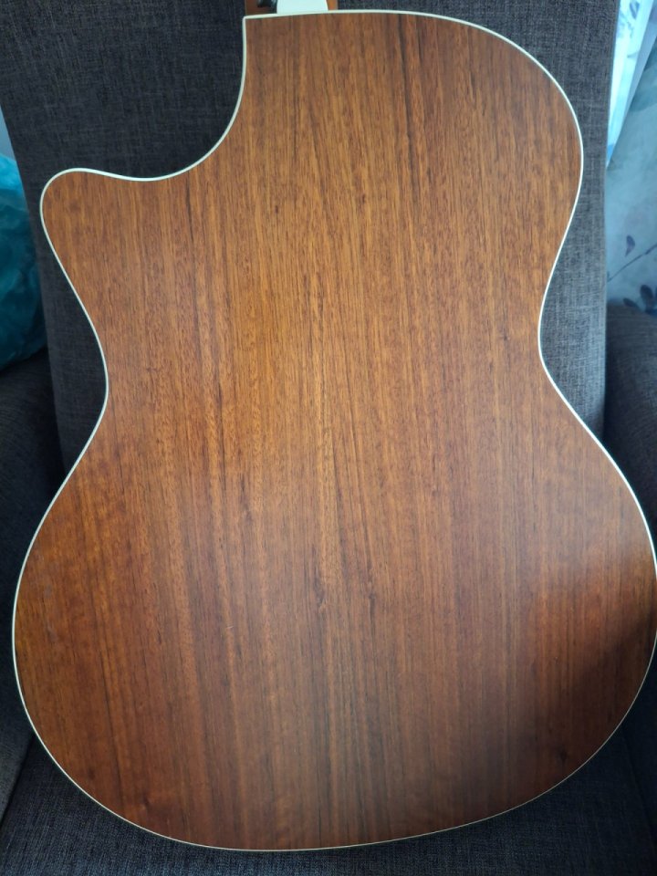 Taylor 414ce-N (nylon) 14 trastes.