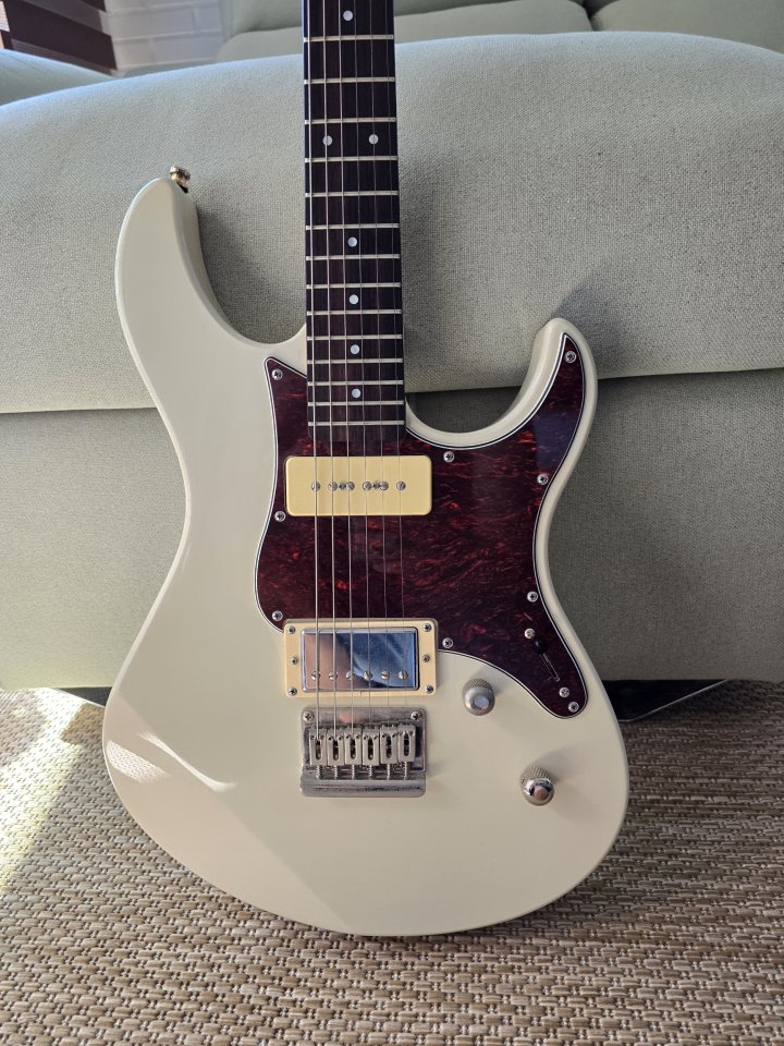 Yamaha Pacifica 311H Vintage White + humbucker Gibson + funda Thomann de segunda mano · Foto 2 de 5 · Valencia · 350 €