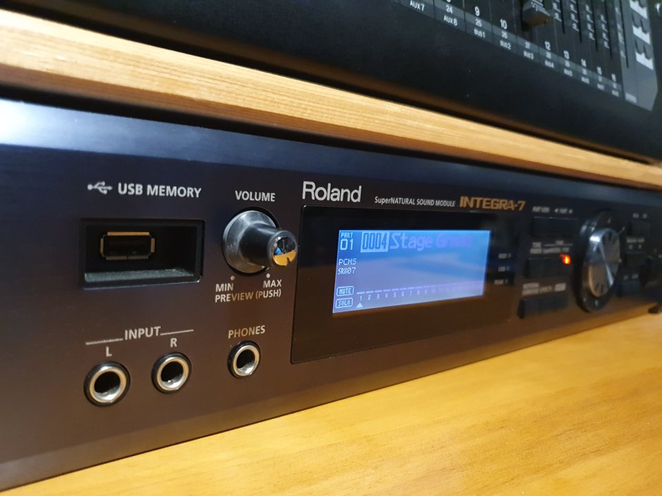 Roland Integra 7 + accesorio vendo o cambio