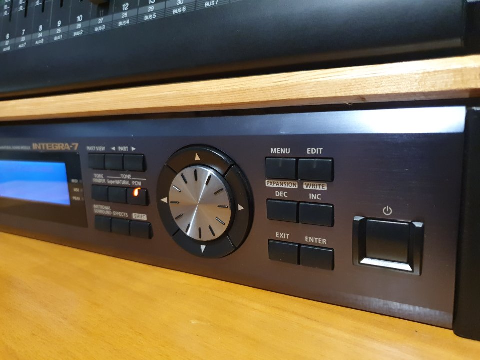 Roland Integra 7 + accesorio vendo o cambio