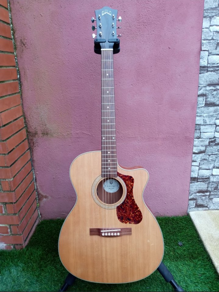 Guitarra electroacústica Guild OM-240CE con funda.