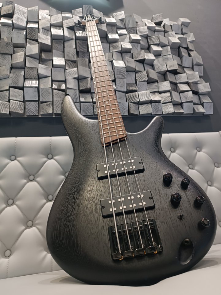 Bajo Ibanez SR300EB-WK