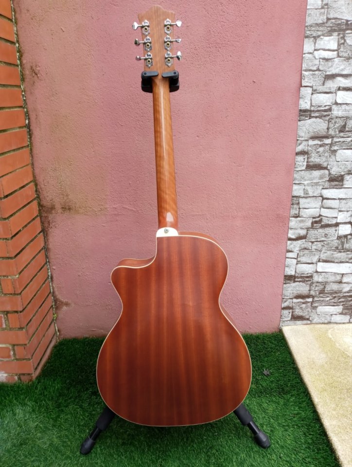 Guitarra electroacústica Guild OM-240CE con funda.