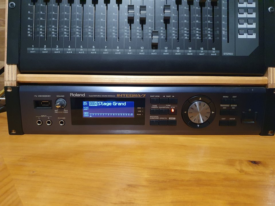 Roland Integra 7 + accesorio vendo o cambio