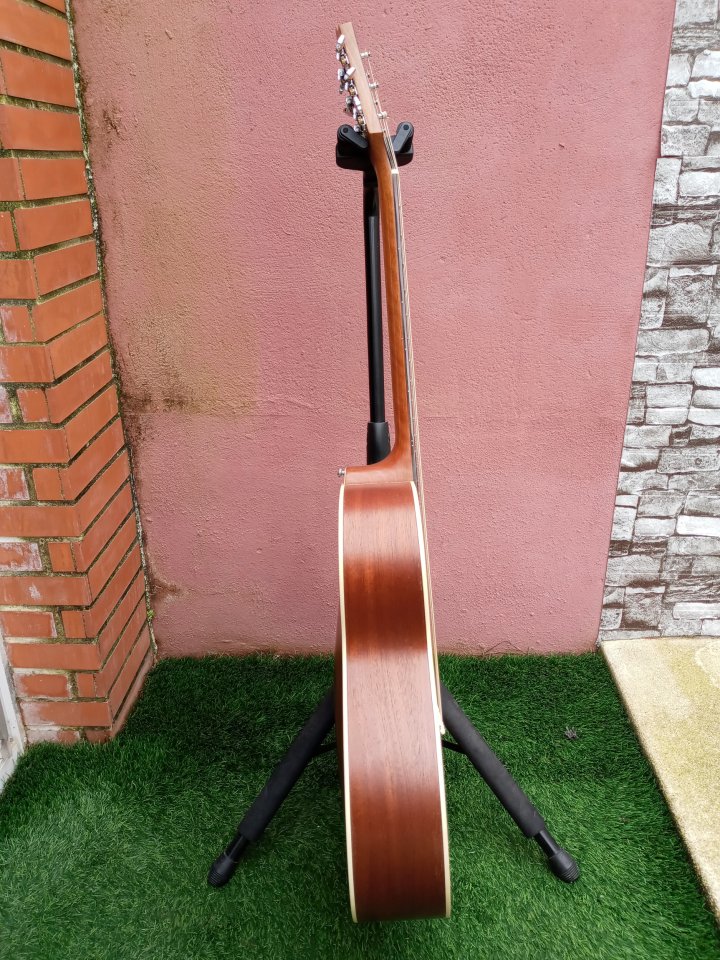 Guitarra electroacústica Guild OM-240CE con funda.