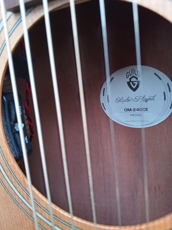 Guitarra electroacústica Guild OM-240CE con funda.