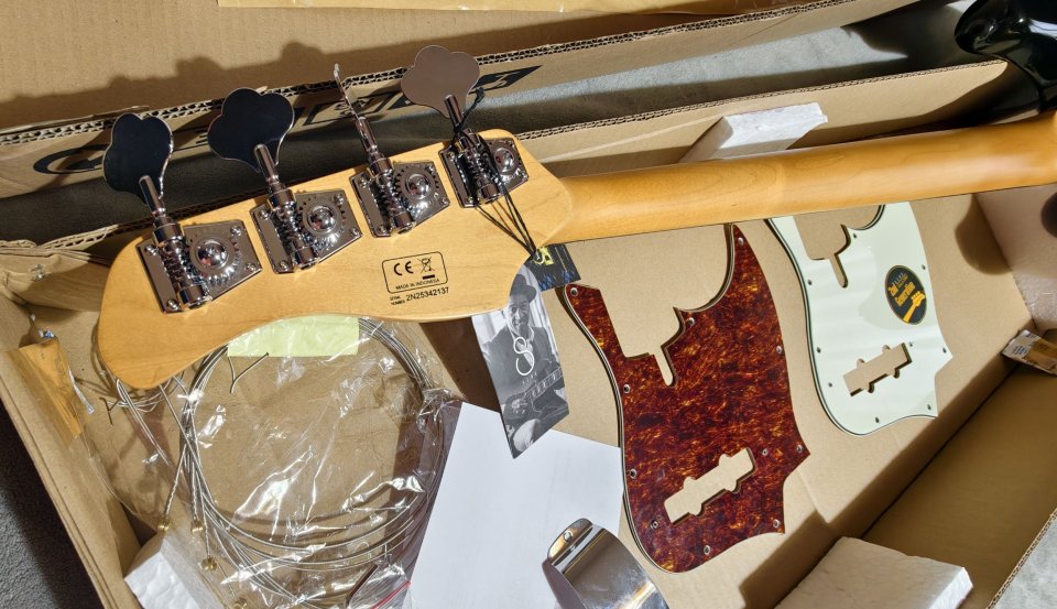 Sire Marcus Miller V7 Vintage BK 2nd GEN + extras