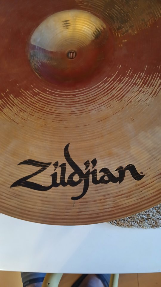 Plat Zildjian Sound Lab de 22". Un plat especial. Una mena de Crash Ride.