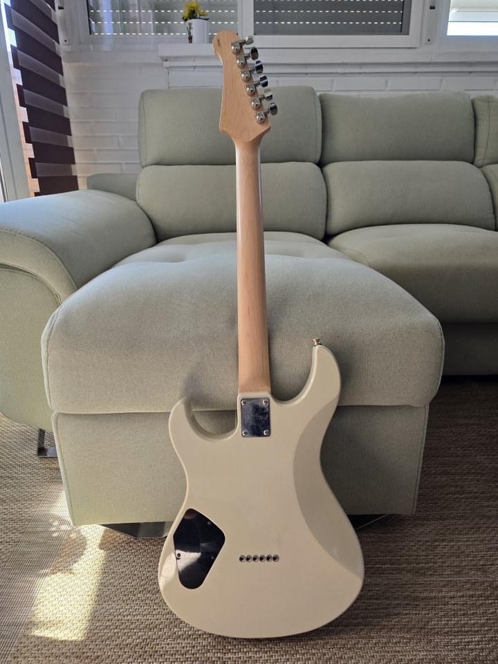 Yamaha Pacifica 311H Vintage White + humbucker Gibson + funda Thomann de segunda mano · Foto 3 de 5 · Valencia · 350 €