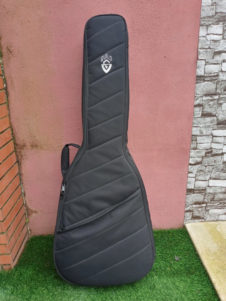 Guitarra electroacústica Guild OM-240CE con funda.