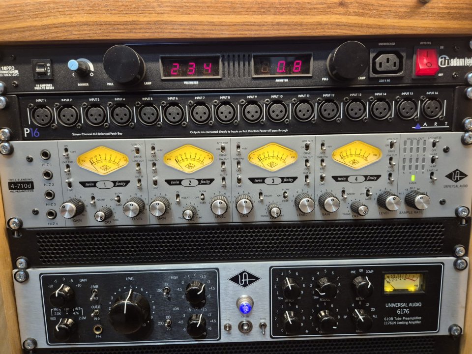 Previo de 4 canales Universal Audio 4-710D de segunda mano · Foto 1 de 3 · Valencia · 1600 €