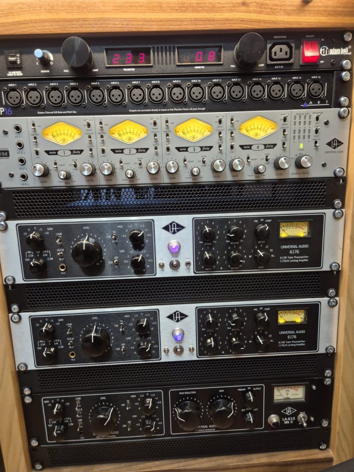 Previo de 4 canales Universal Audio 4-710D de segunda mano · Foto 2 de 3 · Valencia · 1600 €
