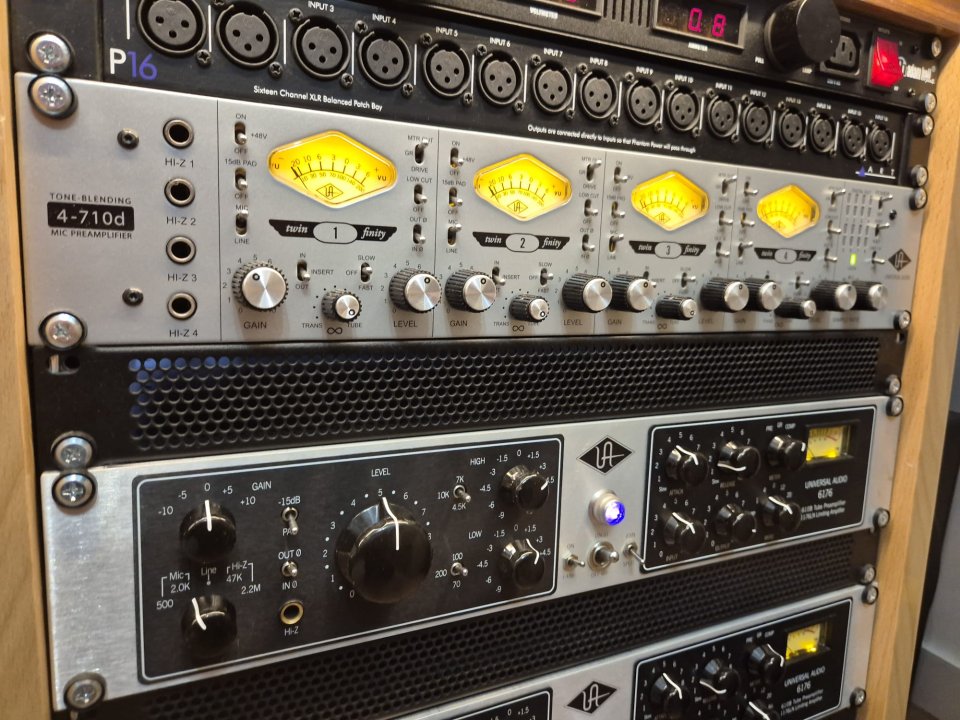 Previo de 4 canales Universal Audio 4-710D de segunda mano · Foto 3 de 3 · Valencia · 1600 €