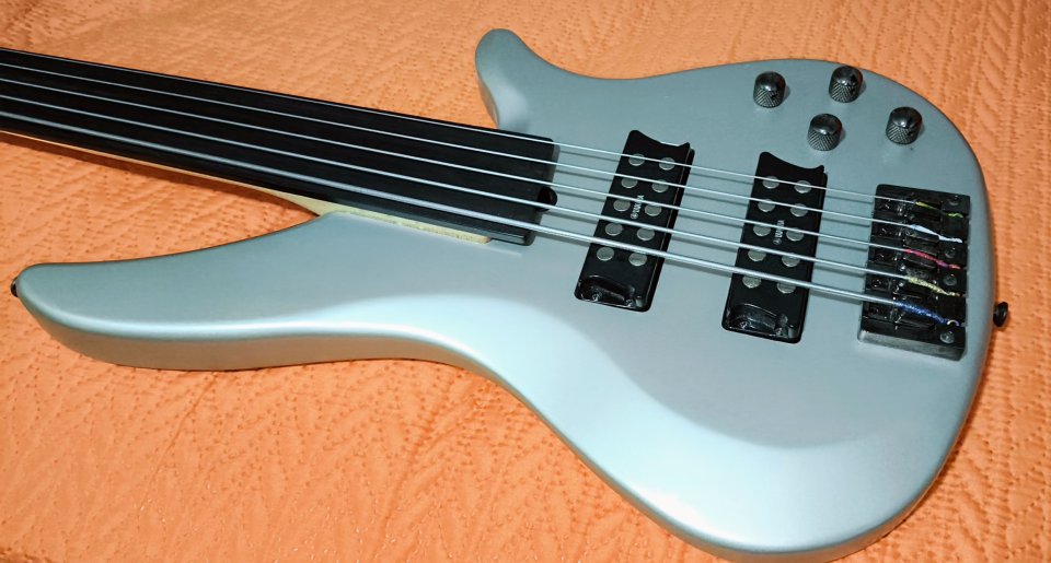 Yamaha fretless bass 5 string de segunda mano · Foto 1 de 4 · Almería · 200 €