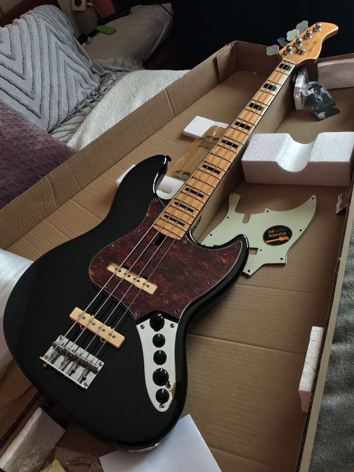 Sire Marcus Miller V7 Vintage BK 2nd GEN + extras
