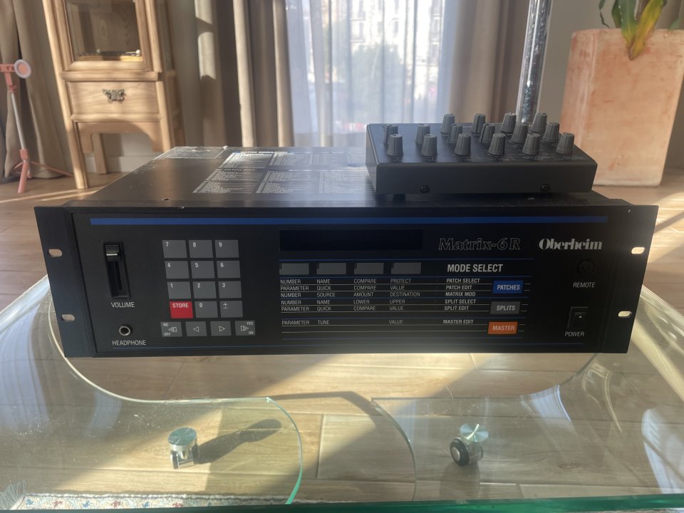 Oberheim Matrix 6R de segunda mano · Foto 1 de 3 · Barcelona · 1300 €