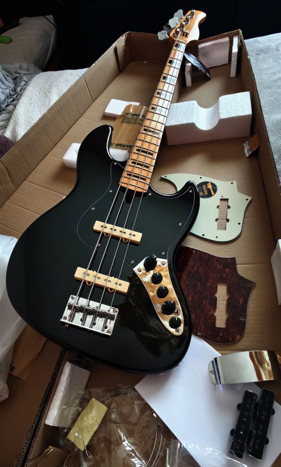 Sire Marcus Miller V7 Vintage BK 2nd GEN + extras