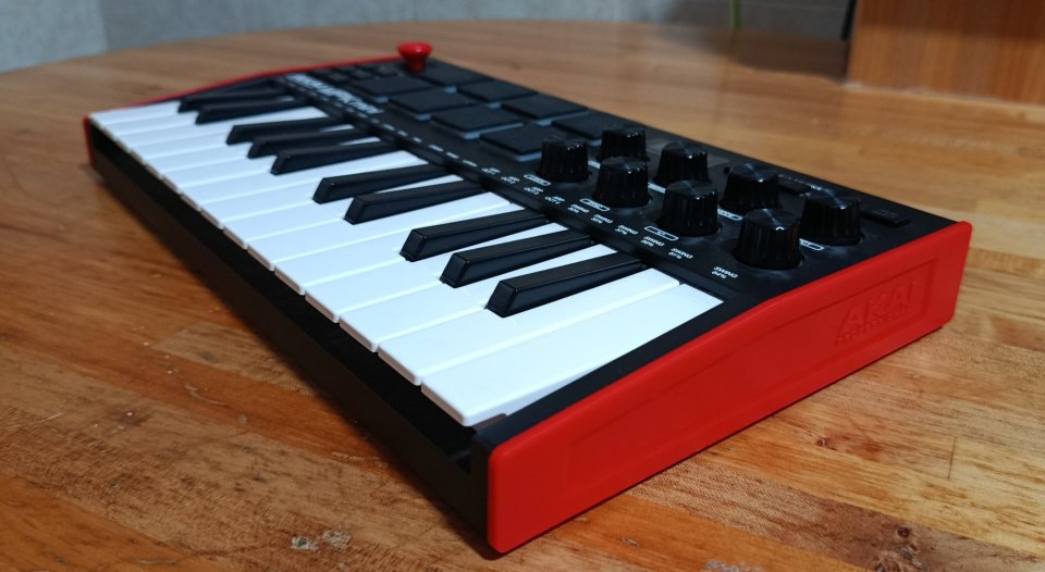 Akai MPK Mini MIDI Controller en perfecto estado de segunda mano · Foto 1 de 8 · Cantabria · 65 €