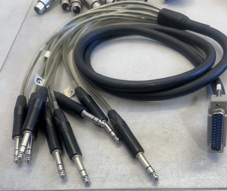 Cableado de estudio Mogami con conectores Neutrik de segunda mano · Foto 2 de 6 · Zamora · 1 €