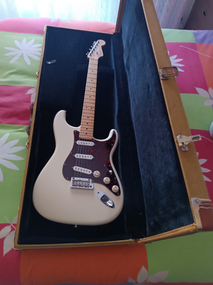 Fender Stratocaster American Standard (Envío Incluido) de segunda mano · Foto 1 de 7 · Córdoba · 1150 €