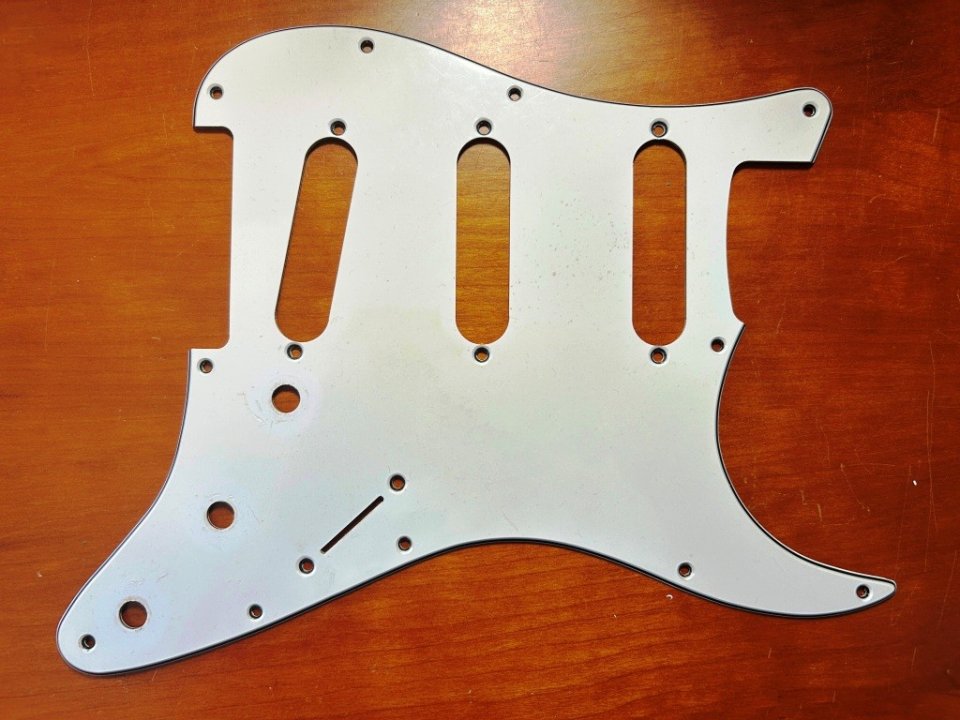 Golpeador Stratocaster S/S/S 3-ply blanco de segunda mano · Foto 1 de 4 · Barcelona · 15 €
