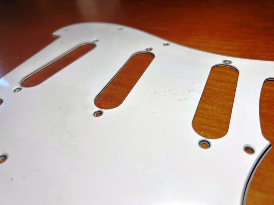 Golpeador Stratocaster S/S/S 3-ply blanco de segunda mano · Foto 3 de 4 · Barcelona · 15 €