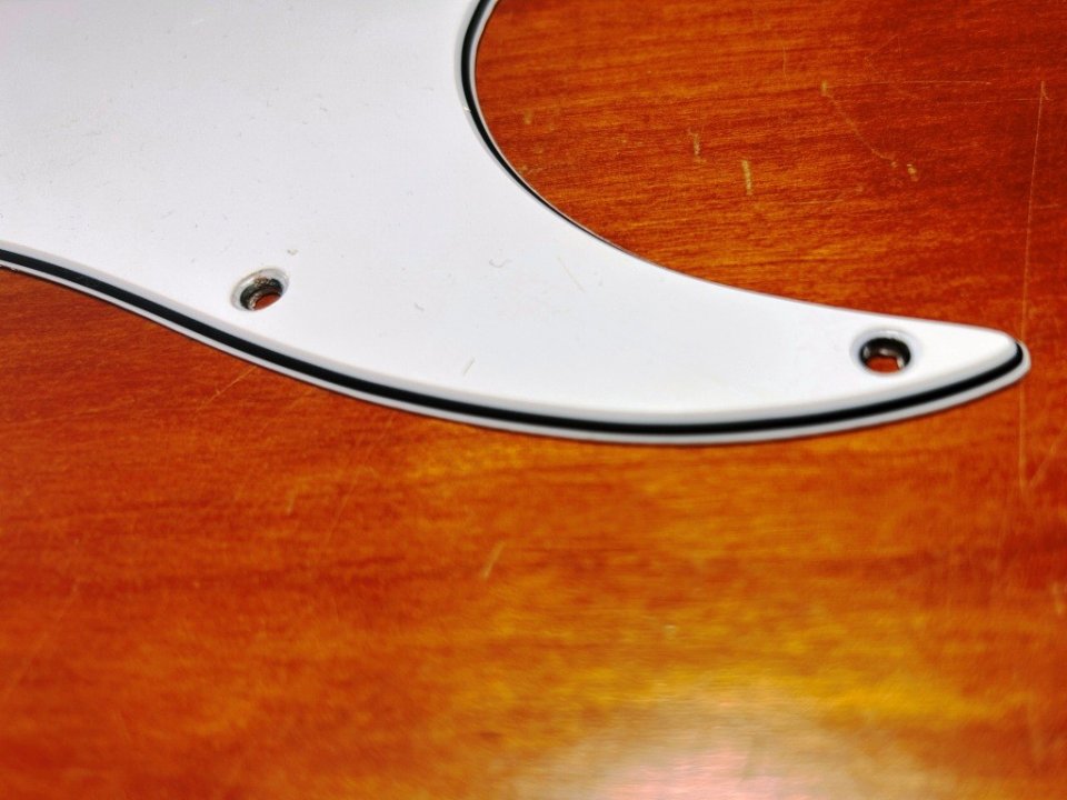 Golpeador Stratocaster S/S/S 3-ply blanco de segunda mano · Foto 4 de 4 · Barcelona · 15 €